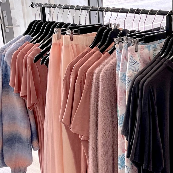 About this Posher! 🙃🌸 - Picture 1 of 1